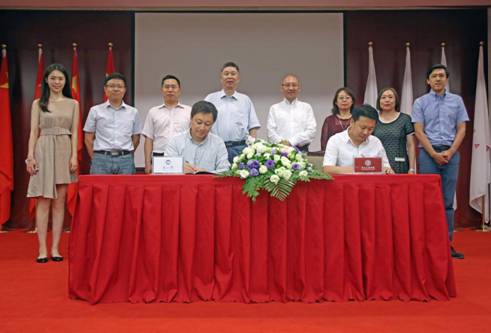 由鲁迅美术学院副院长张庆波教授和东北大学软件学院副院长于瑞云教授为联合实验室签约4